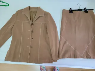 Conjunto chaqueta y falda beige