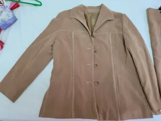 Conjunto chaqueta y falda beige