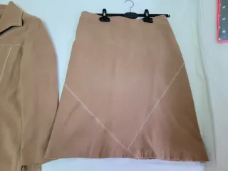 Conjunto chaqueta y falda beige