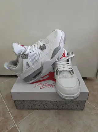 Zapatillas Jordan Blancas y Rojas sin estrenar 