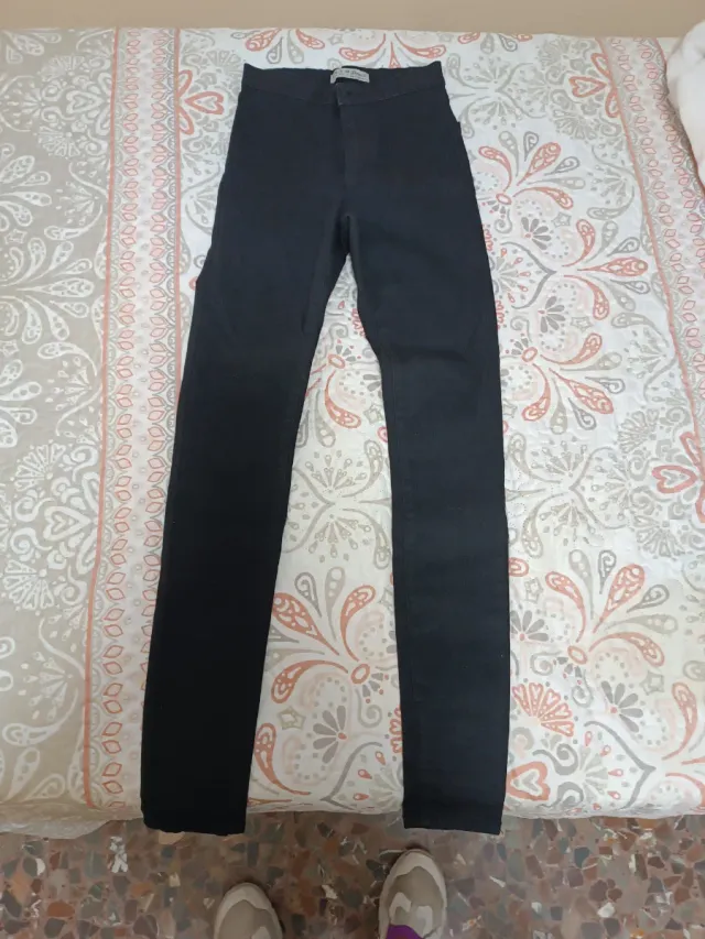 Pantalones vaqueros negros ajustados