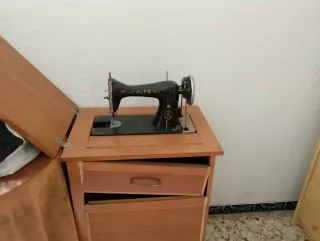 Máquina de coser Alfa antigua