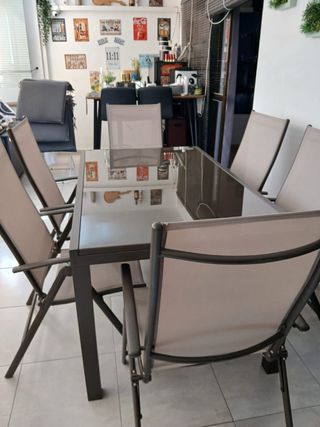 Mesa extensible y 6 sillas reclinables