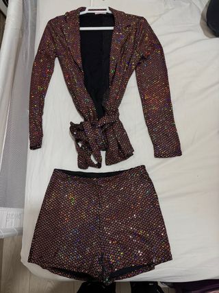 Traje brillante americana y short