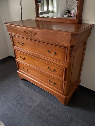 Cassettiera, tavoli e specchio da camera da letto in legno