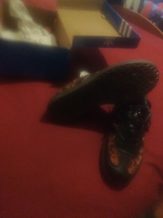 Zapatillas Adidas Negras y Naranjas