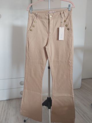 Pantalón camel con botones dorados marca & me