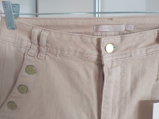 Pantalón camel con botones dorados marca & me