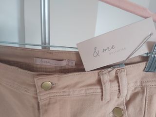 Pantalón camel con botones dorados marca & me