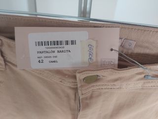 Pantalón camel con botones dorados marca & me