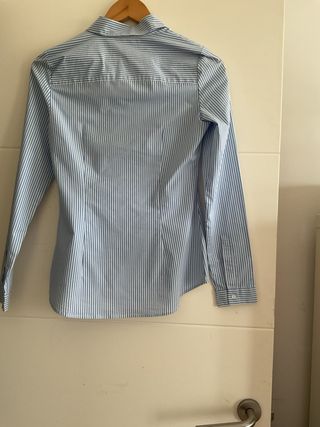 Blusa de rayas azul y blanco