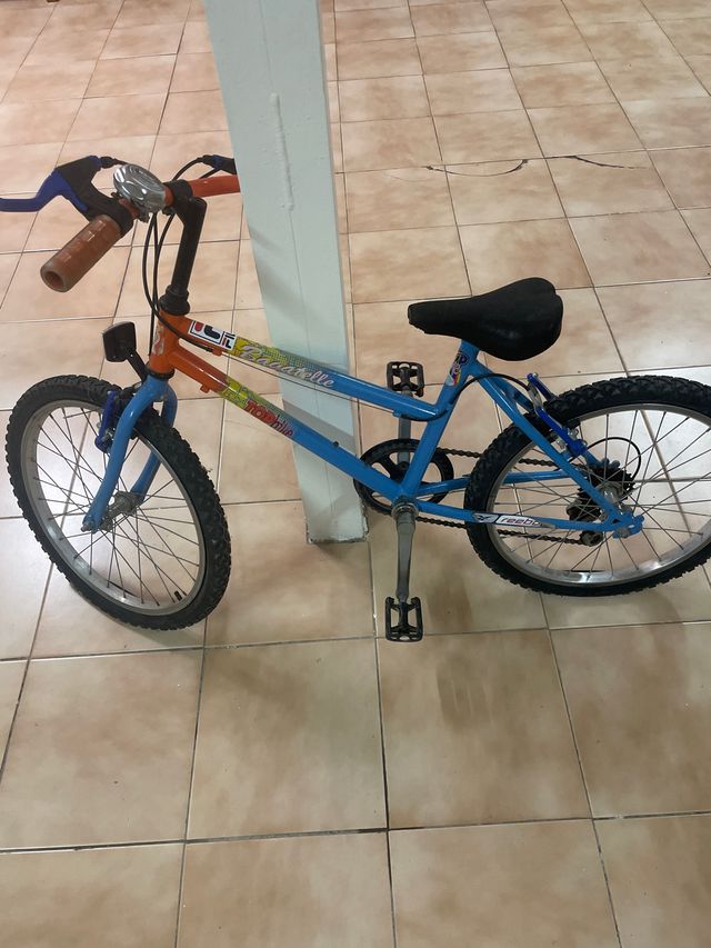 Bicicleta infantil azul y naranja