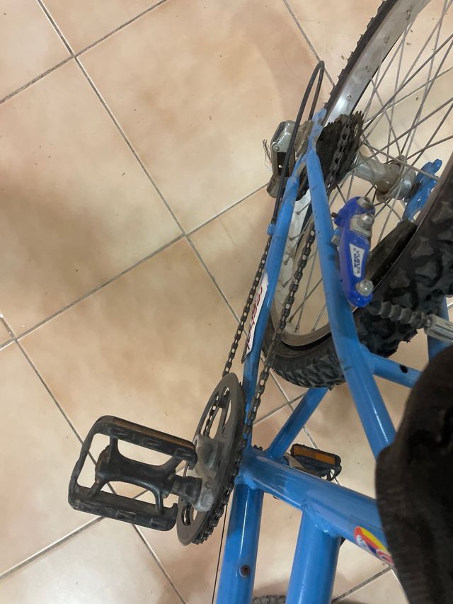 Bicicleta infantil azul y naranja