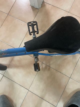 Bicicleta infantil azul y naranja