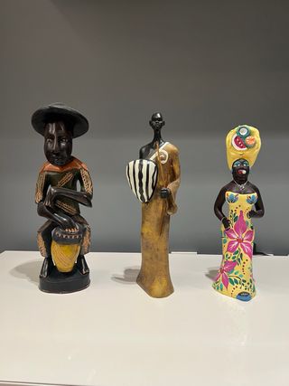 Figuras decorativas de madera y plástico