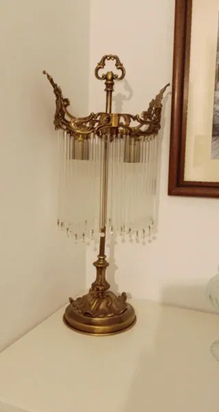 Lámpara de bronce con detalles de cristal