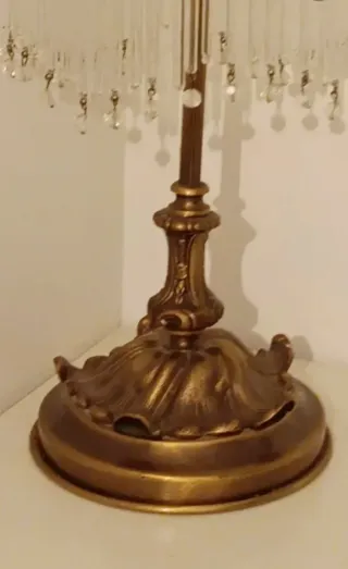 Lámpara de bronce con detalles de cristal