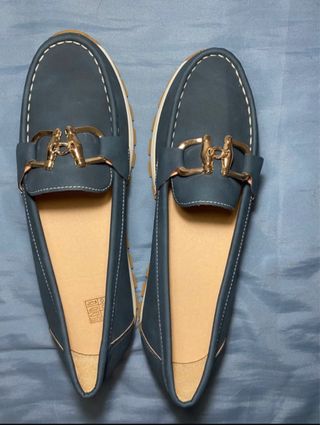 Zapatos planos azules con detalle dorado