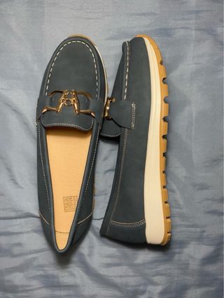 Zapatos planos azules con detalle dorado