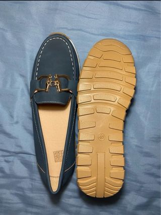 Zapatos planos azules con detalle dorado
