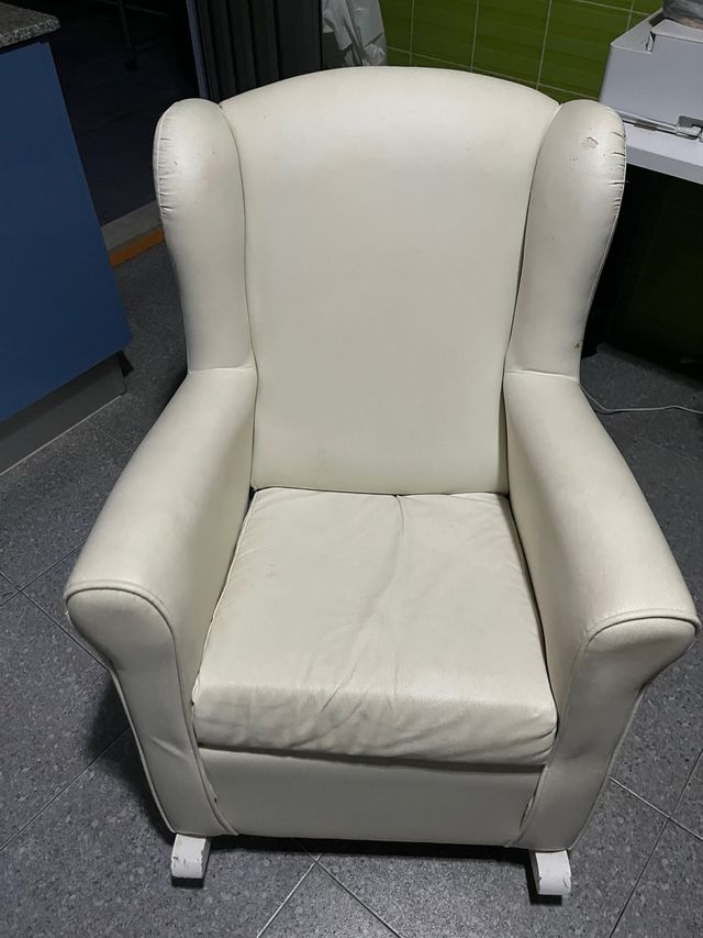 Sillón de piel beige