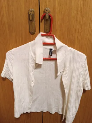 Camiseta blanca botones manga corta