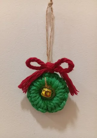 Adorno Navideño Tejido con Cascabel Dorado