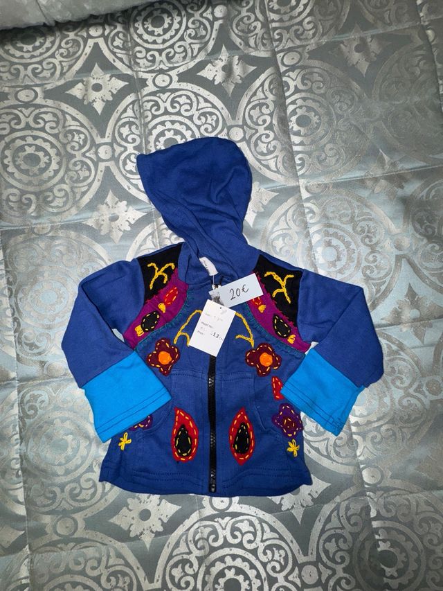 Chaqueta infantil con capucha y bordados