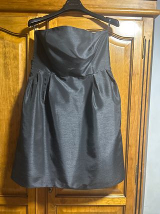 Vestido corto negro sin tirantes