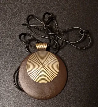 Collana in legno con spirale dorata