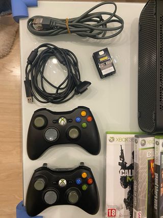 Xbox 360 Negra + 2 mandos + 10 juegos