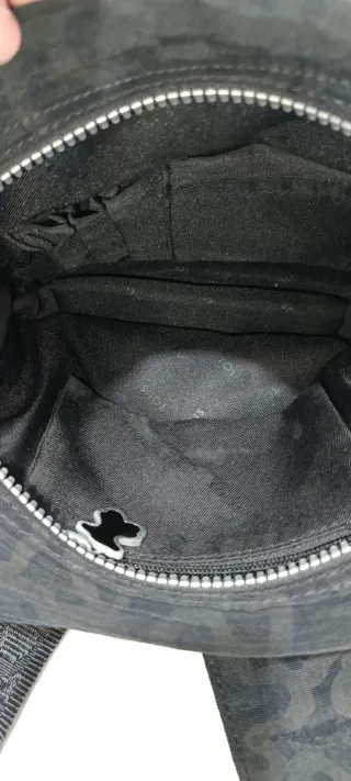 Bolso bandolera negro estampado