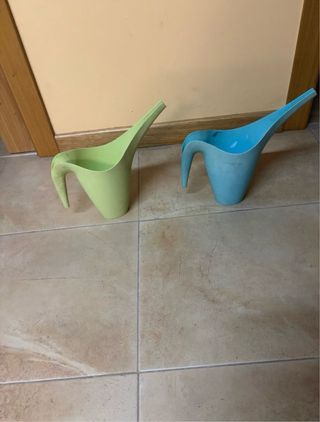 2 Regaderas de plástico verdes y azules