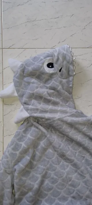 Pijama de dragón gris  talla 14 años 174cm