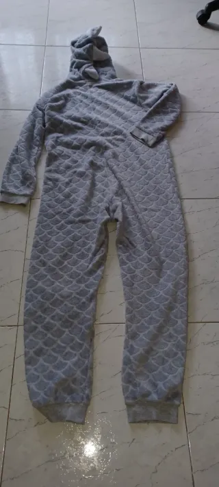 Pijama de dragón gris  talla 14 años 174cm