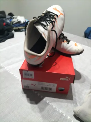Botas de fútbol Puma multitacos  talla40