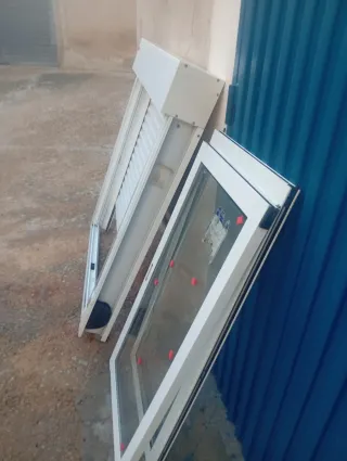 Ventana aluminio con persiana