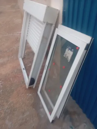 Ventana aluminio con persiana
