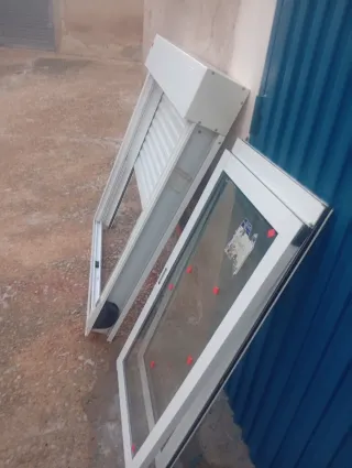Ventana aluminio con persiana