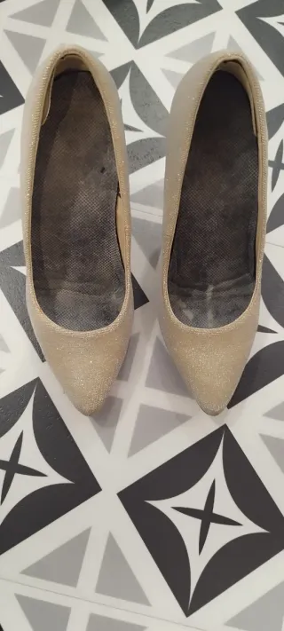 Zapatos de salón dorados