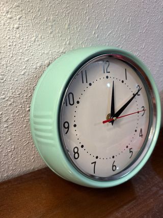 Reloj de pared azul verdoso