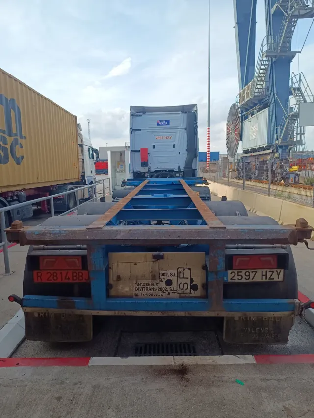 Remolque portacontenedores 20 pies camión