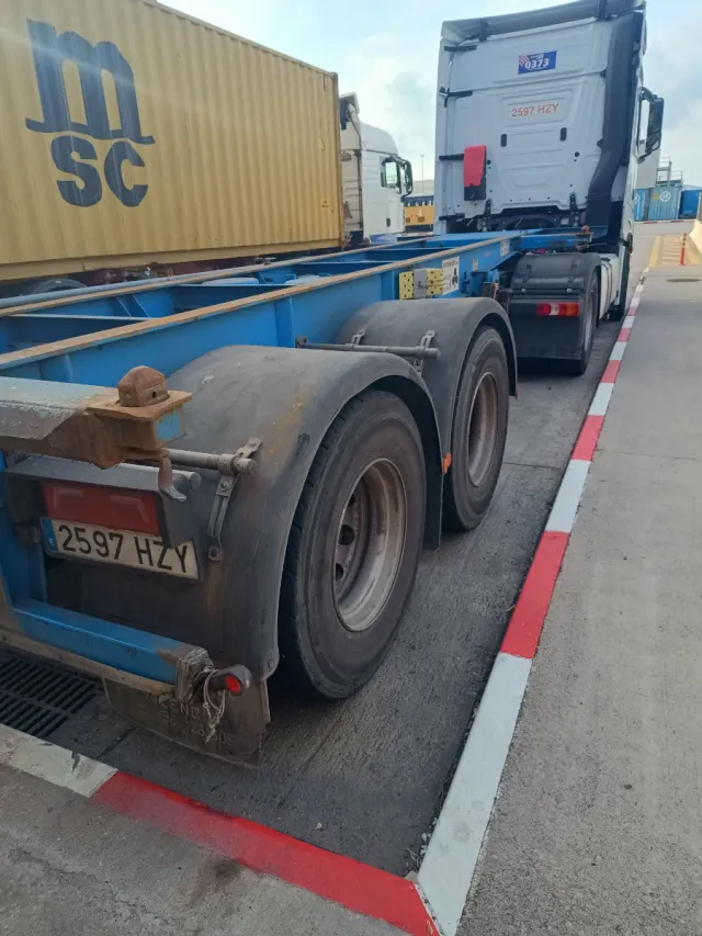 Remolque portacontenedores 20 pies camión