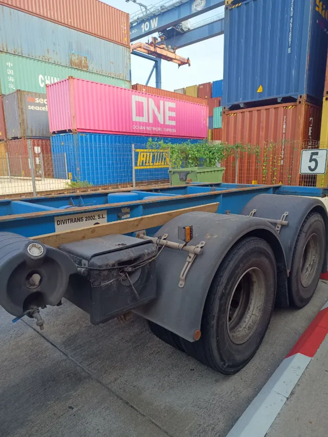 Remolque portacontenedores 20 pies camión