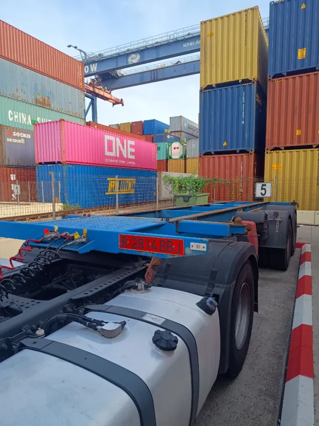 Remolque portacontenedores 20 pies camión