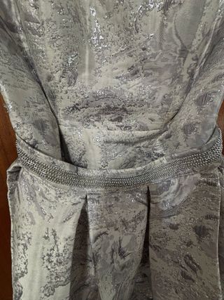 Vestido de fiesta plateado y blanco