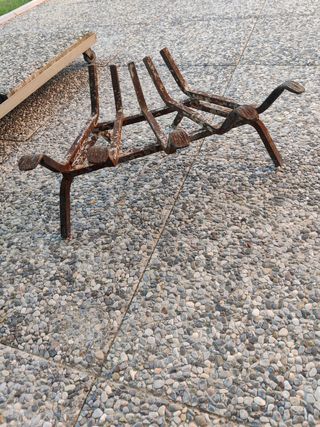 Brucia legna angolare in metallo