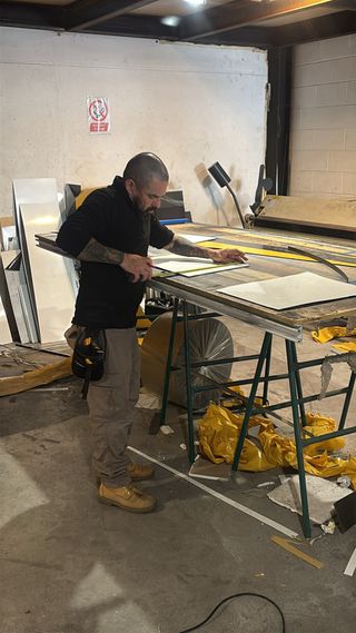 Autónomo montador aluminio con furgoneta