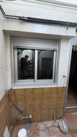 Autónomo montador aluminio con furgoneta