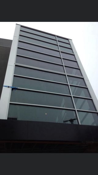 Autónomo montador aluminio con furgoneta